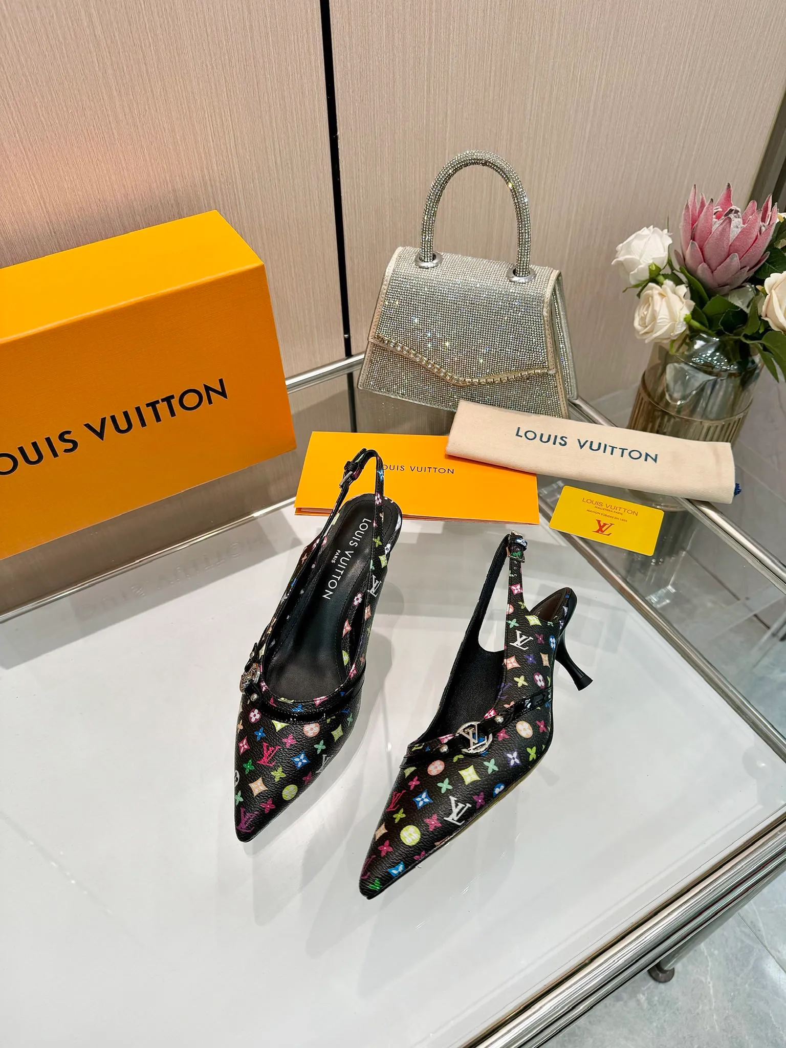 👟👟Ex-factory price 640👟👟Purchase level], Louis Vuitton 2025 official website early spring series! Perfect last shape, new pointed toe🆕, the official website is updated simultaneously. The small pointed toe is matched with a hollow leather strip and a small square buckle to adjust the elasticity. LV hardware "logo" is embellished. It is full of details and a visual feast. 💯It is difficult to conceal the elegant temperament of LV. It is comfortable and easy to wear, and full of femininity. The new original reverse mold last has the ultimate 1:1 shape, exquisite workmanship, and imported high-end fabrics showing exquisite texture! Fabric: Imported lambskin, cow patent leather/Presbyopia/denim. High-quality soft sheepskin lining. Feet: imported goatskin, Italian genuine leather outsole. 5.5 lacquered heels. Number of yards: 34-41 (34.40, 41, customization is non-returnable and non-exchangeable)